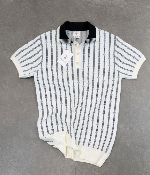 Polo blanc à motifs géométriques – Chic moderne
